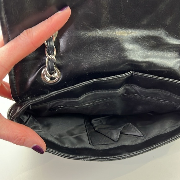 Classic Black Vegan Leather Quilted Crossbody Shoulder bag - Picture 4 of 9